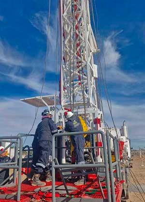 Plantas de tratamiento y bombeo Flowback de Green Oil Services operando en un yacimiento petrolero, con técnicos supervisando el proceso de gestión de fluidos.