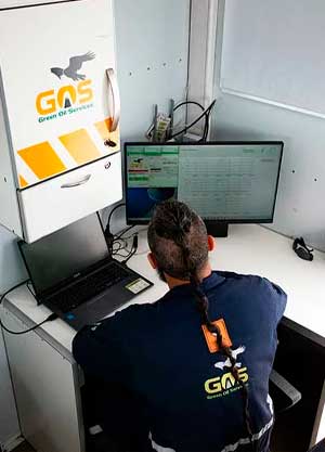 Unidad móvil de Green Oil Services en un yacimiento petrolero, parte del servicio de rental de equipos y periféricos para operaciones en la industria Oil & Gas.