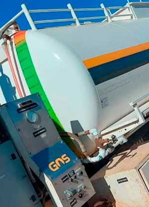 Camión cisterna de Green Oil Services transportando fluidos esenciales para la industria Oil & Gas, acompañado por vehículo de supervisión en un yacimiento petrolero.